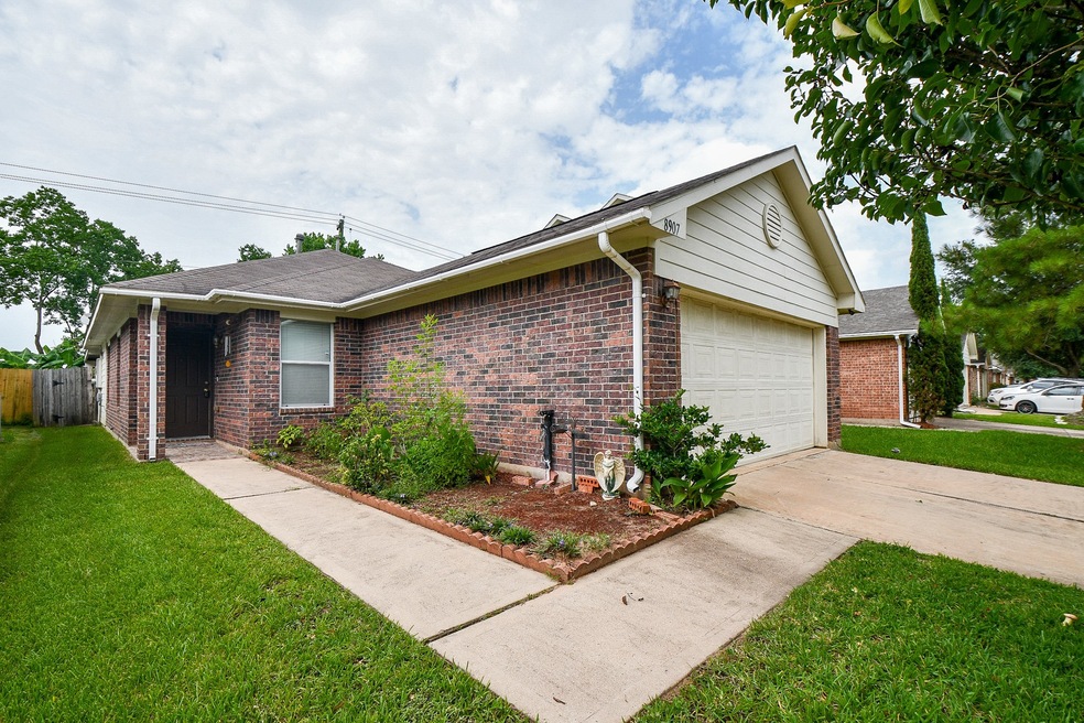 8907 Doak Ln, Houston, TX 77075 - photo 1