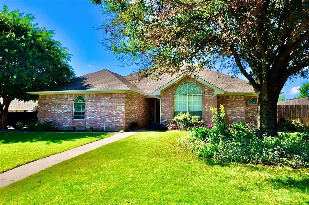 910 Overton Dr, Weatherford, TX 76086 - photo 1