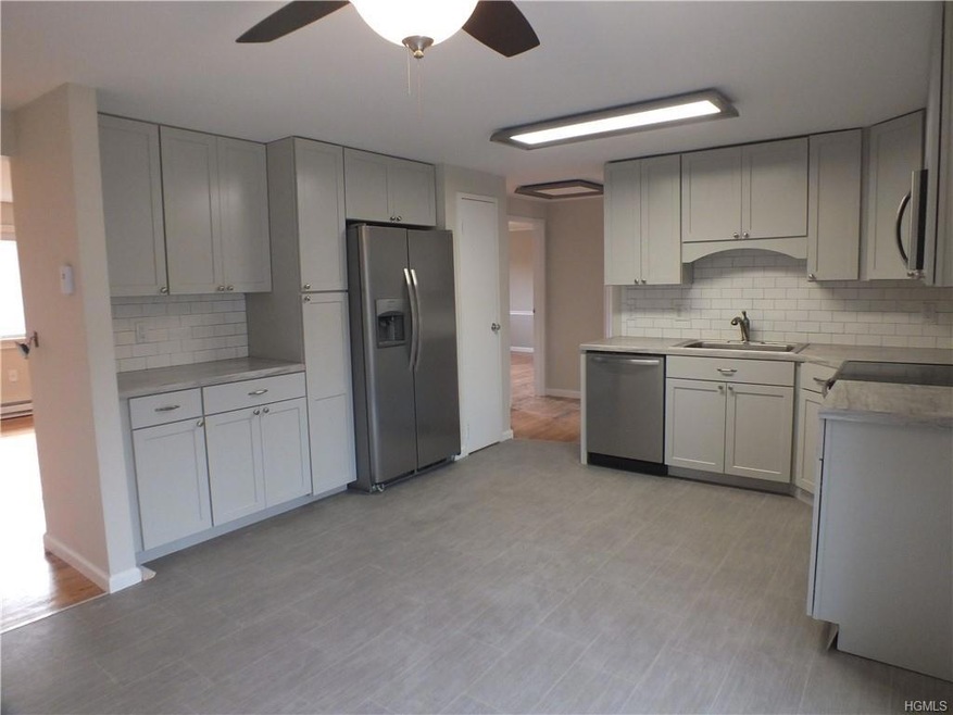 807 Parr Meadow Dr, Newburgh, NY 12550 - photo 1