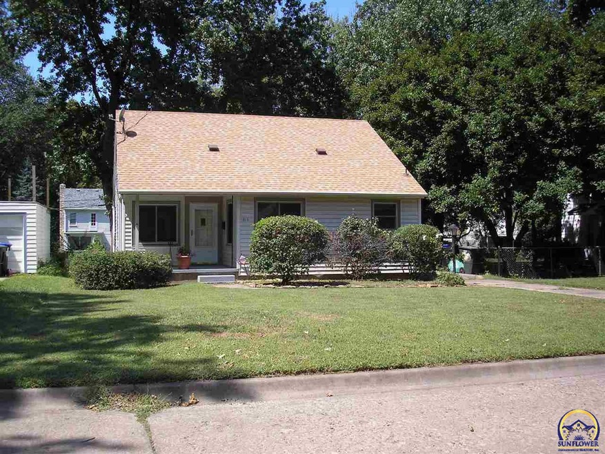 1815 SW Collins Ave, Topeka, KS 66604 - photo 1