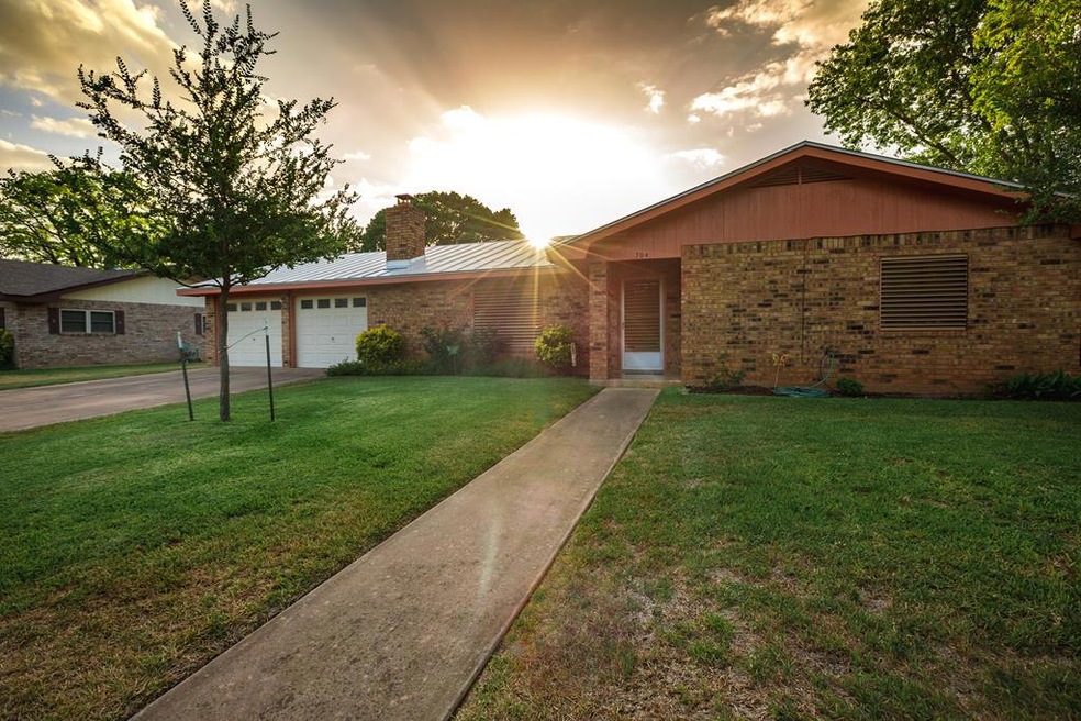 704 N Bowie St, Fredericksburg, TX 78624 - photo 1