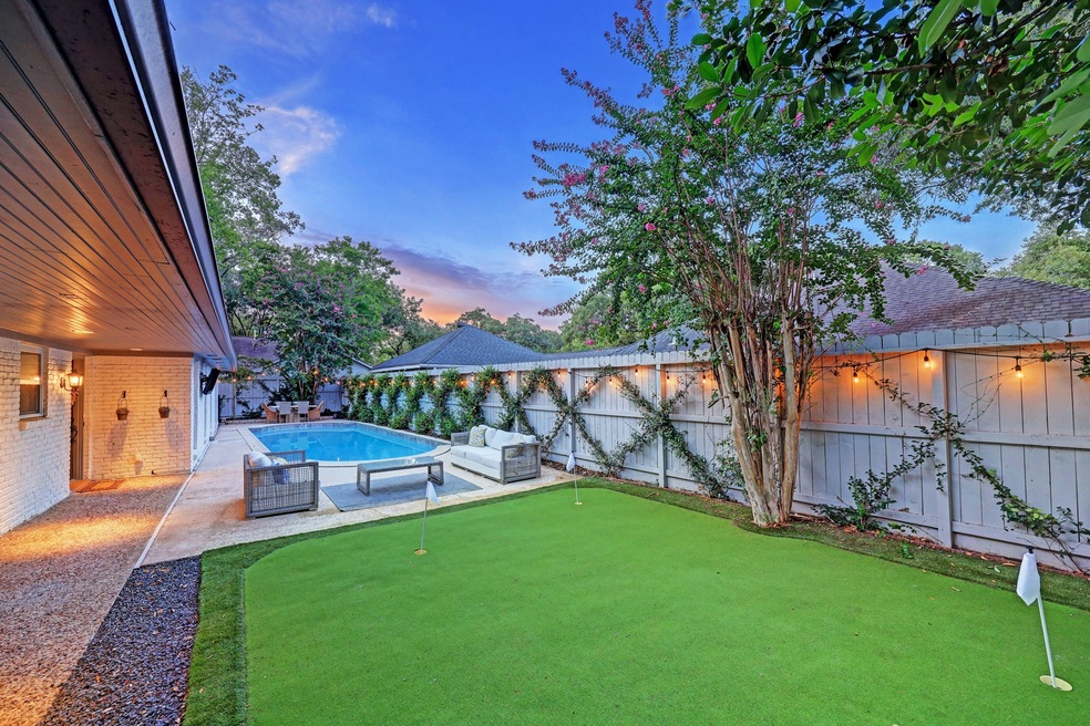 10118 Chevy Chase Dr, Houston, TX 77042 - photo 1