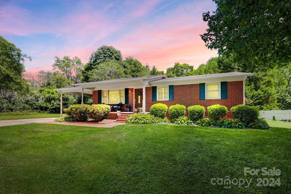 211 W Edison Dr, Statesville, NC 28625 - photo 1