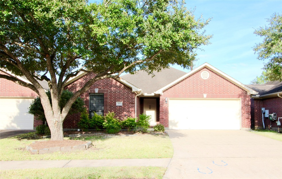 303 Live Oak Ln, Friendswood, TX 77546 - photo 1