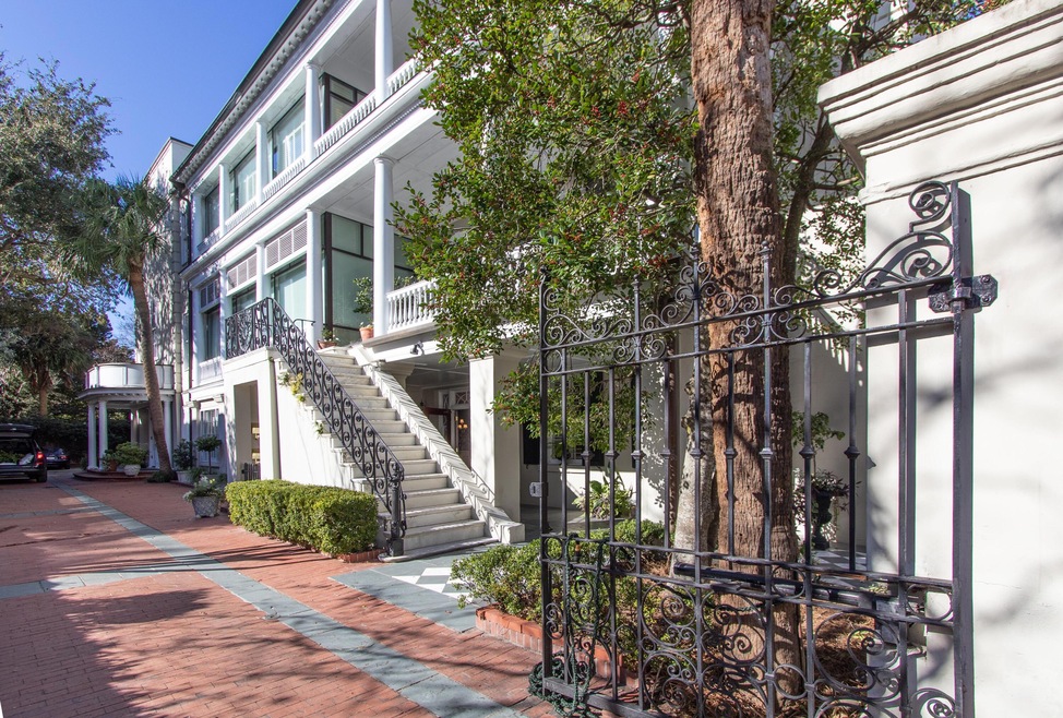 5 Legare - exterior - with cars