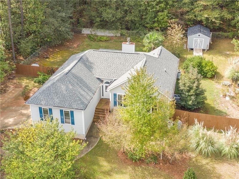Fully fenced ranch home on 1 acre!