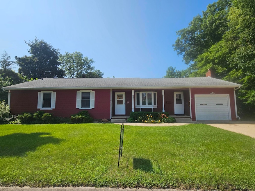 112 6th St NE, Oelwein, IA 50662 - photo 1