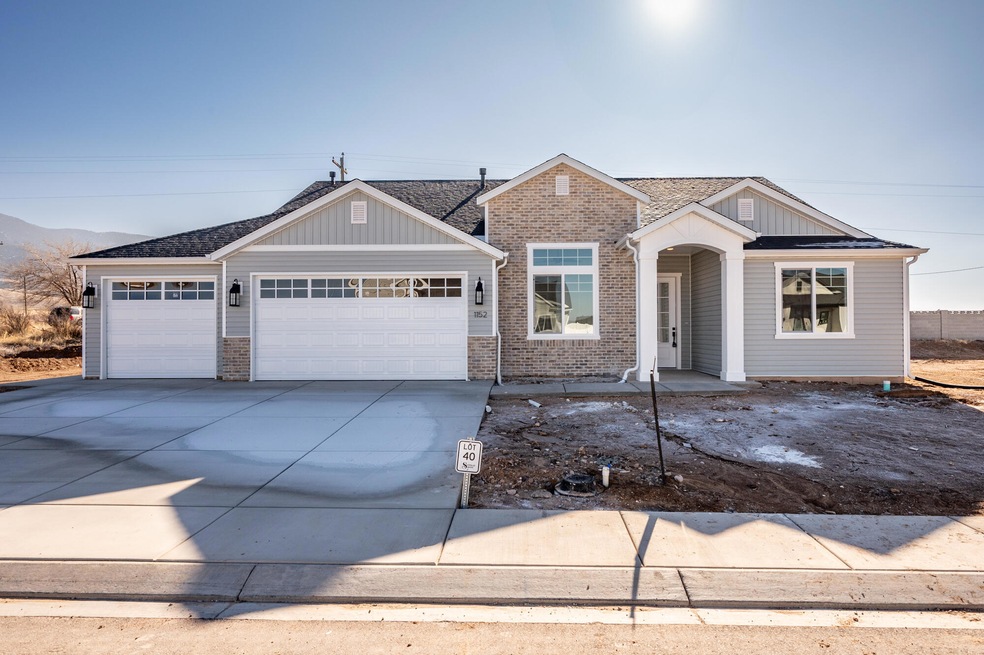 1152 E 4240 N