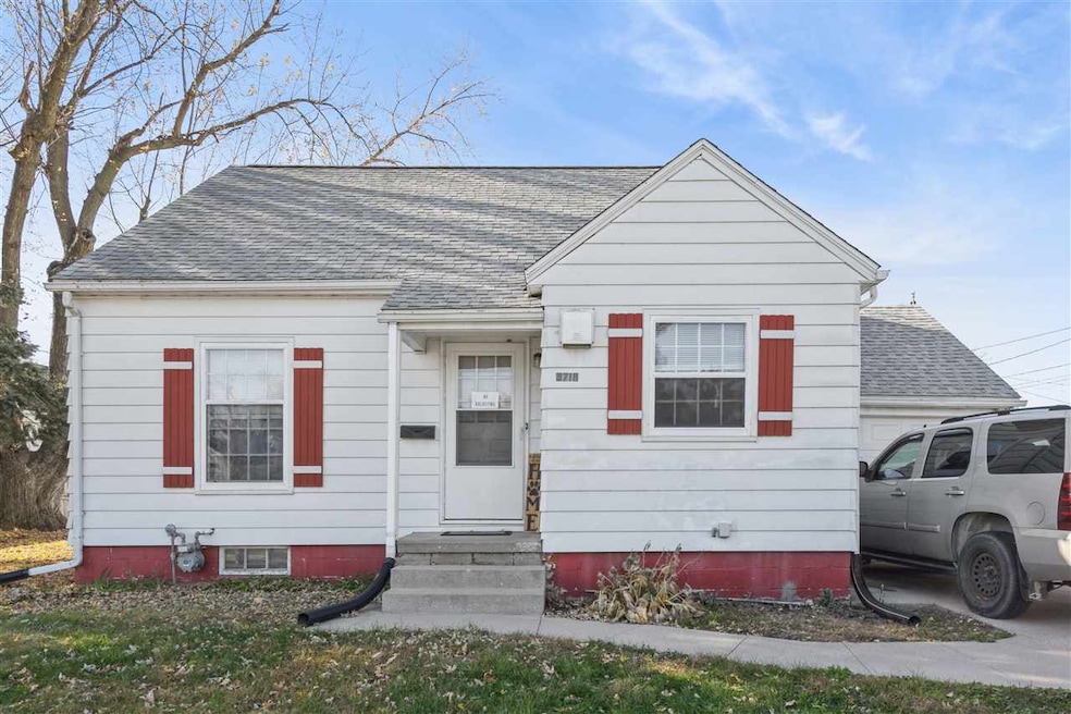 3718 C Ave NE, Cedar Rapids, IA 52402 - photo 1