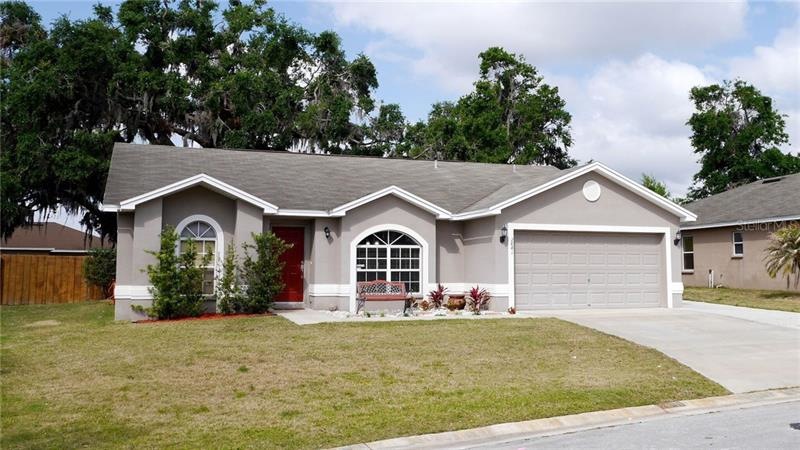 Beautiful curb appeal with the light paint and whi