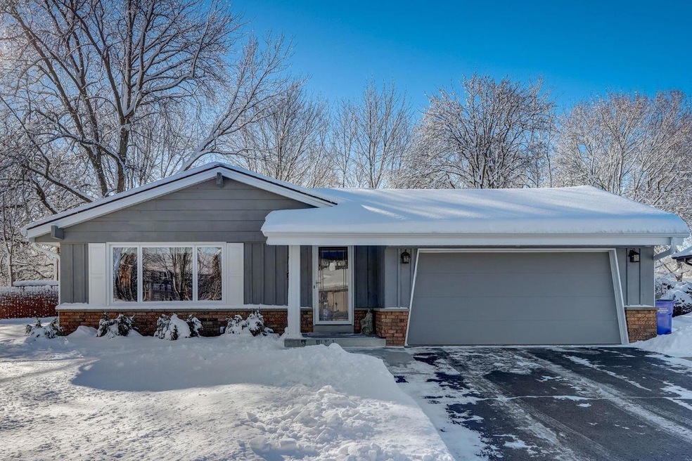 5-web-or-mls-Dartmouth Cir-005