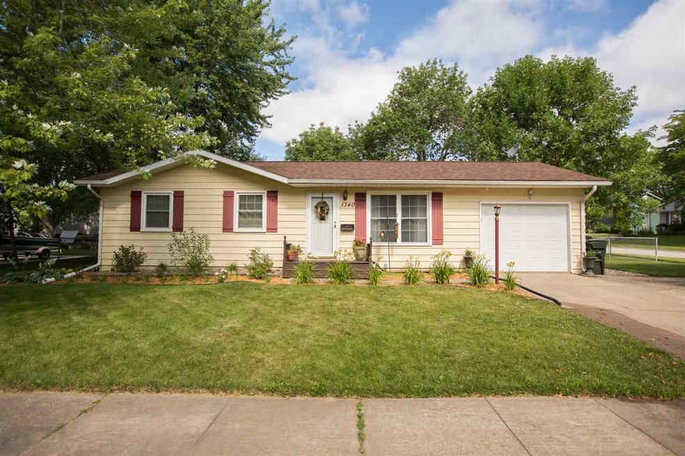 1340 Edgewood Dr, Waterloo, IA 50701 - photo 1