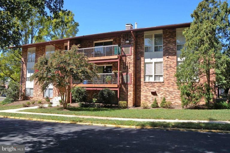 216 Park Terrace Ct SE unit 100, Vienna, VA 22180 - photo 1