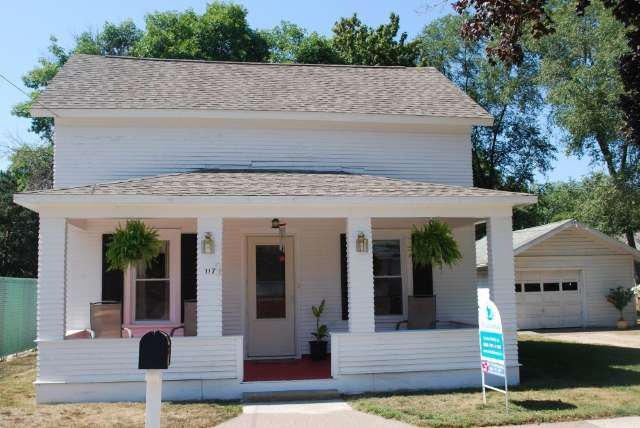 Darling farmhouse in town & super yard