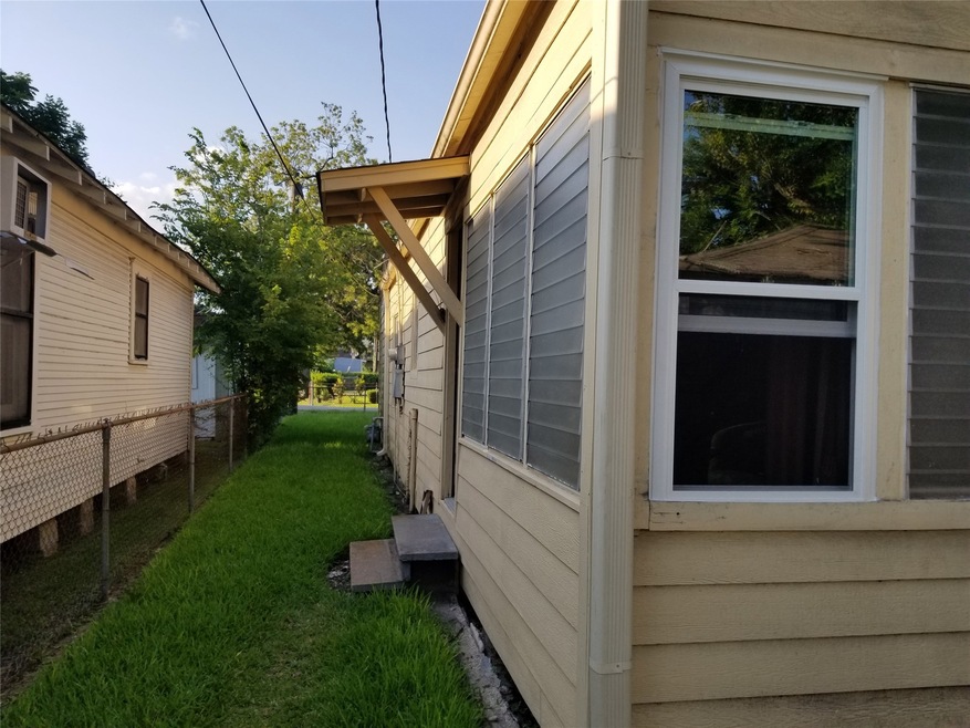 216 E 32nd St, Houston, TX 77018 - photo 1