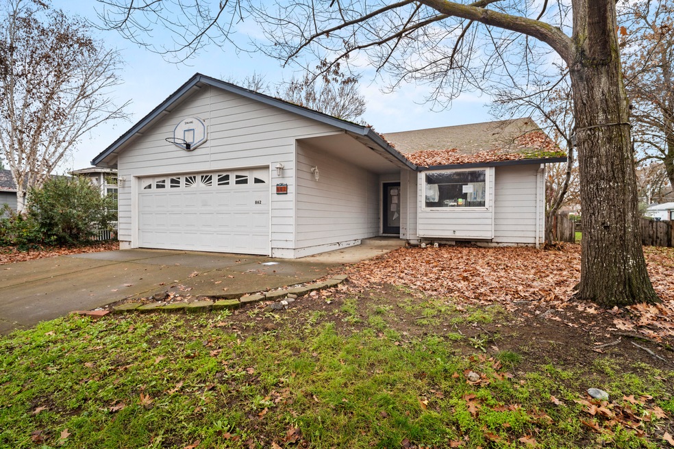 862 Westrop Dr, Central Point, OR 97502 - photo 1