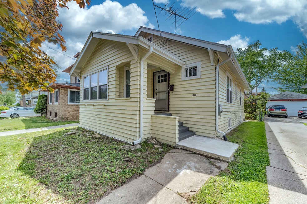 814 N Jackson St, Waukegan, IL 60085 - photo 1