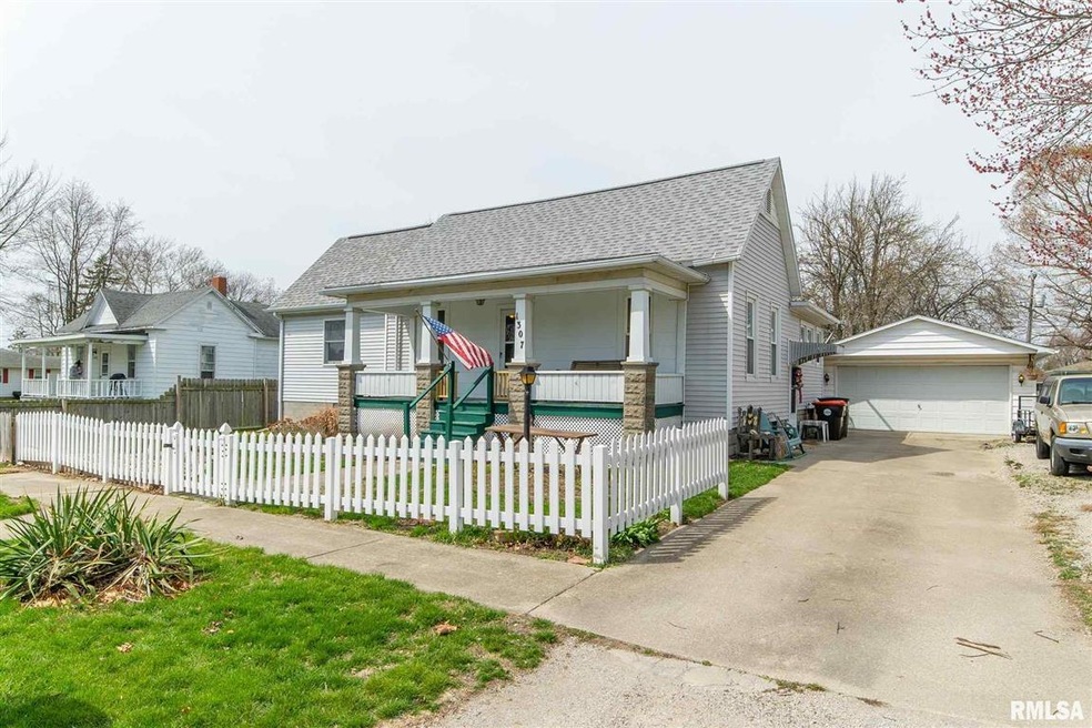 1307 N Ottawa St, Lincoln, IL 62656 - photo 1