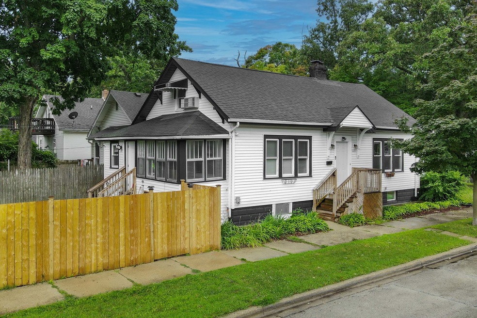 1023 W Ridgeland Ave, Waukegan, IL 60085 - photo 1