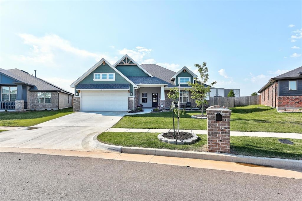 Craftsman house featuring a garage and a front lawn