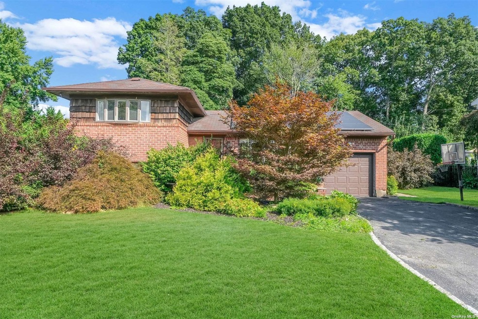 11 Greene Dr, ComMacK, NY 11725 - photo 1