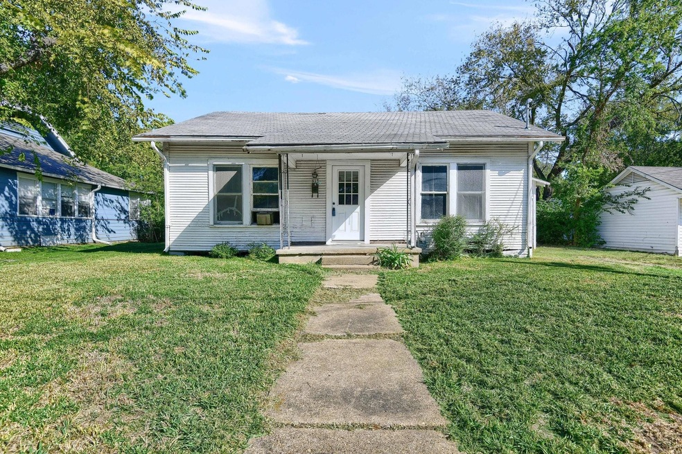 615 E 11th St, Bonham, TX 75418 - photo 1