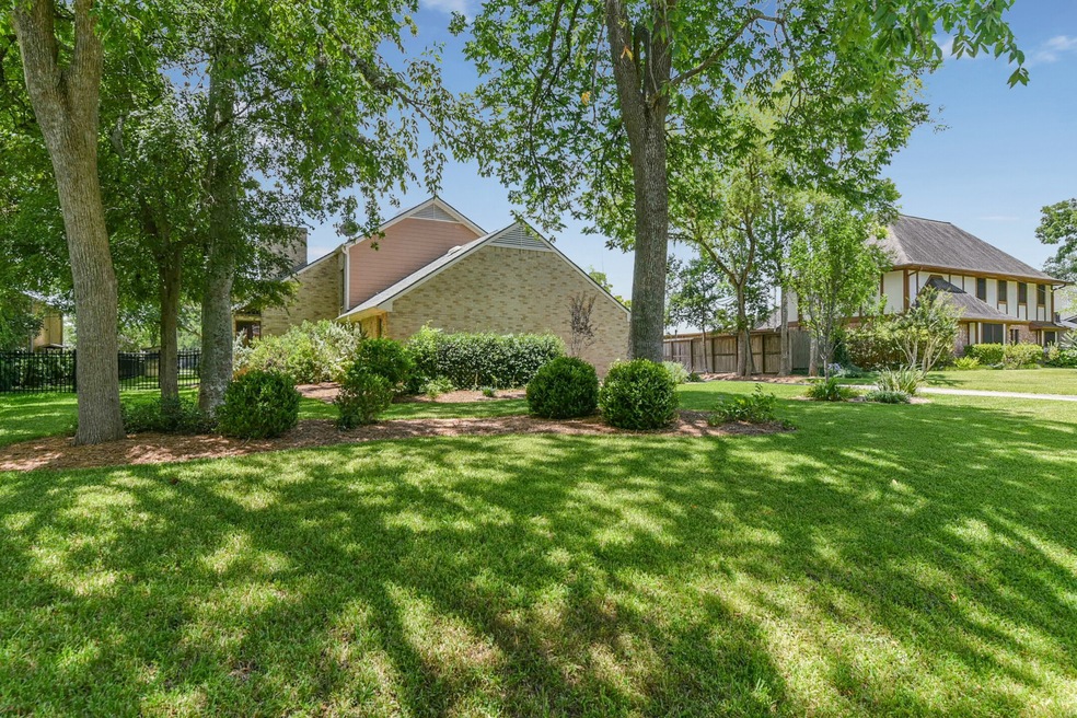 2402 Butler Dr, Friendswood, TX 77546 - photo 1