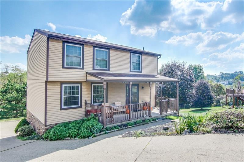 Beautiful 2 story colonial on a Cul-De-Sac in quie