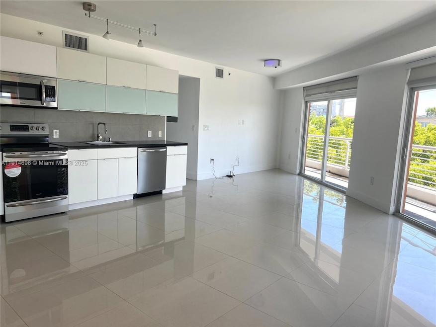 7700 Tatum Waterway Dr unit 301, Miami Beach, FL 33141 - photo 1