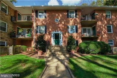 3790 Lyndhurst Dr unit 204, Fairfax, VA 22031 - photo 1