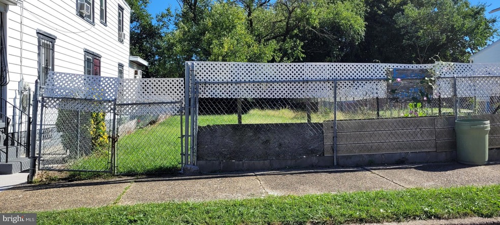 310 E 28th St, Camden, NJ 08105 - photo 1