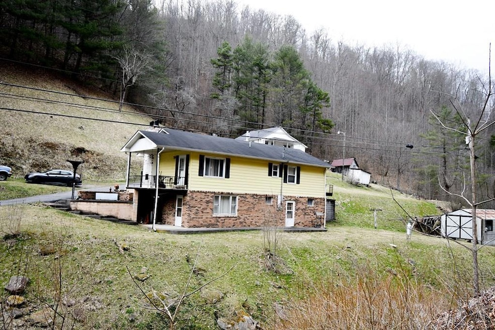 1046 Perkins Hill, Vansant, VA 24656