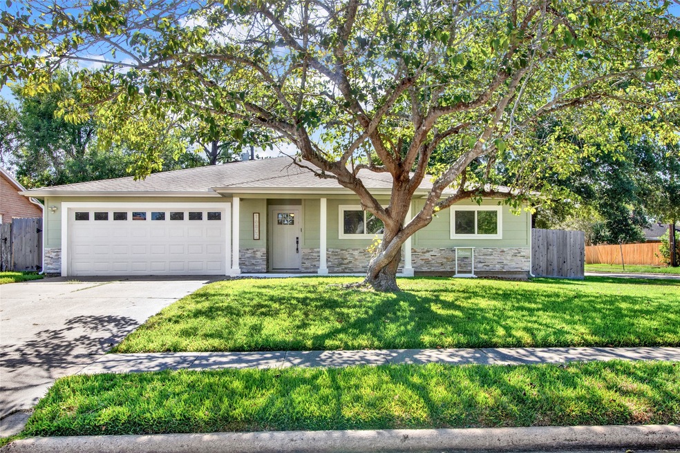 16802 David Glen Dr, Friendswood, TX 77546 - photo 1