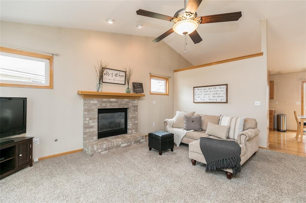 72 24th Ave SW, Cedar Rapids, IA 52404 - photo 1