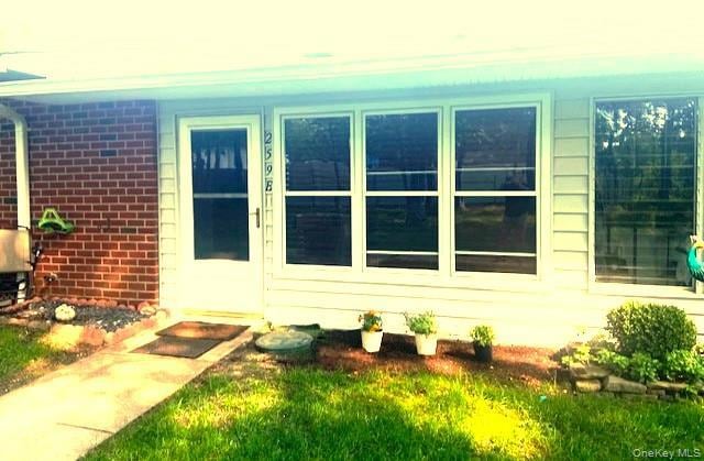 259 Newcastle Ct unit E, Ridge, NY 11961 - photo 1