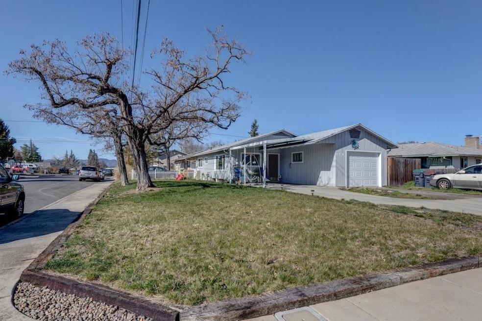 815 Maple St, Central Point, OR 97502 - photo 1