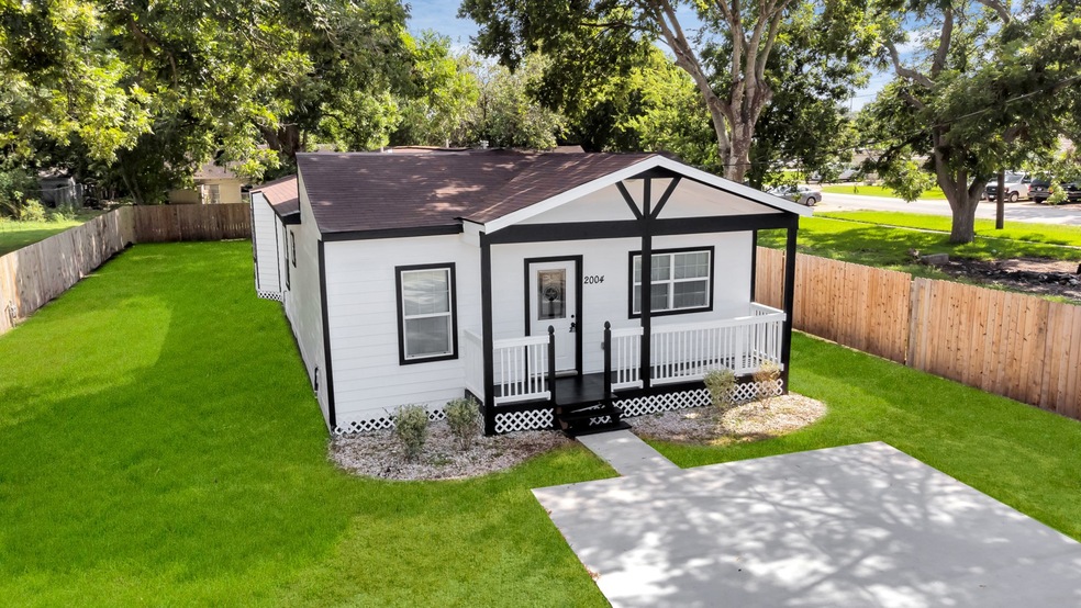 2004 Avenue C, Rosenberg, TX 77471 - photo 1