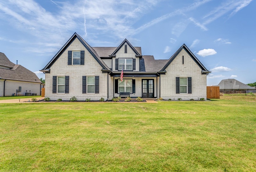 View of front facade featuring a front lawn