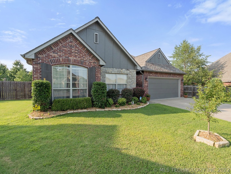 2,571 sq ft with 4 bedrooms, a large gameroom, an