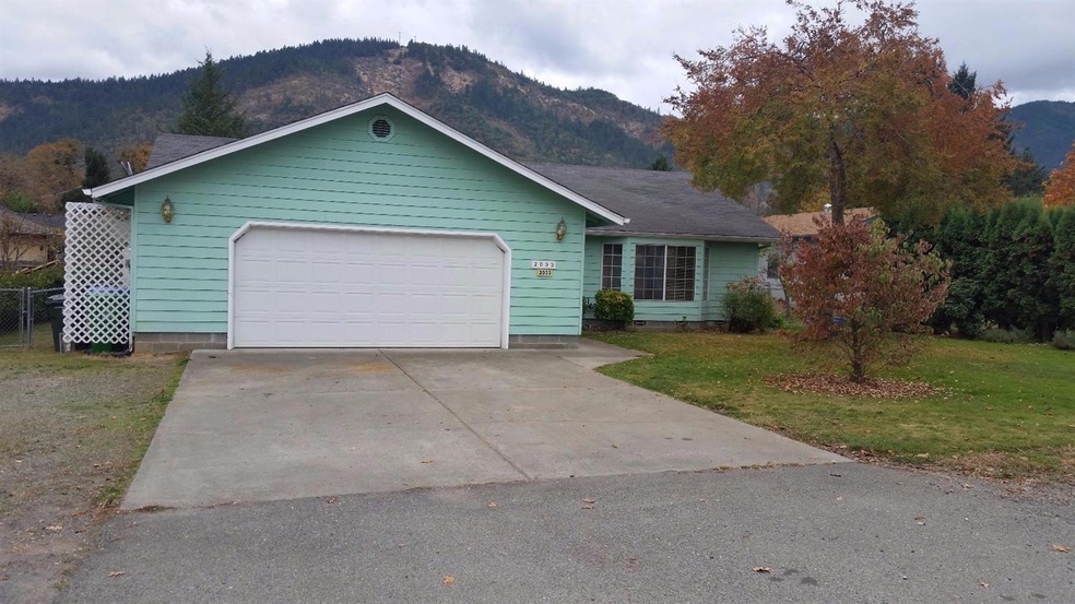 2033 Cloverlawn Dr, Grants Pass, OR 97527 - photo 1