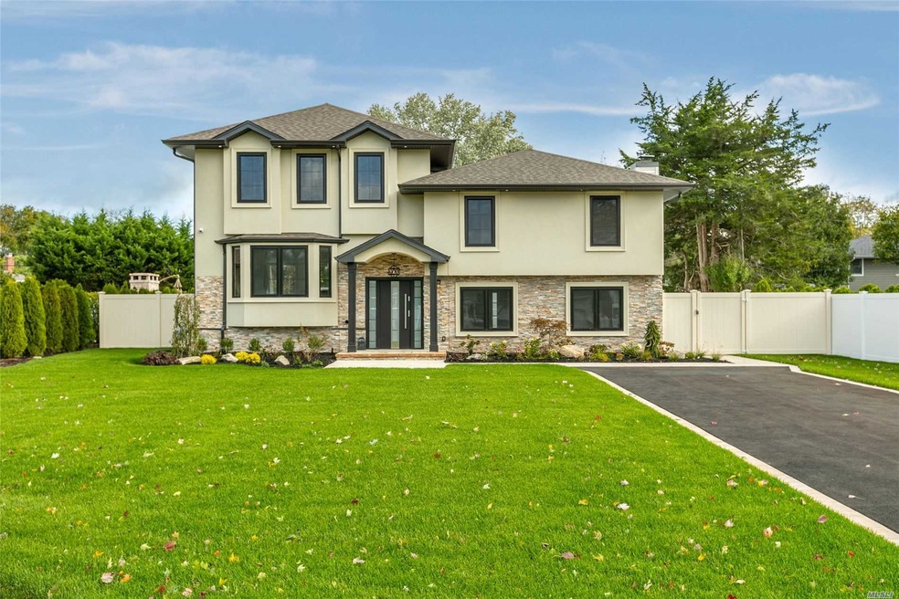 3 Evers Ct, ComMacK, NY 11725 - photo 1