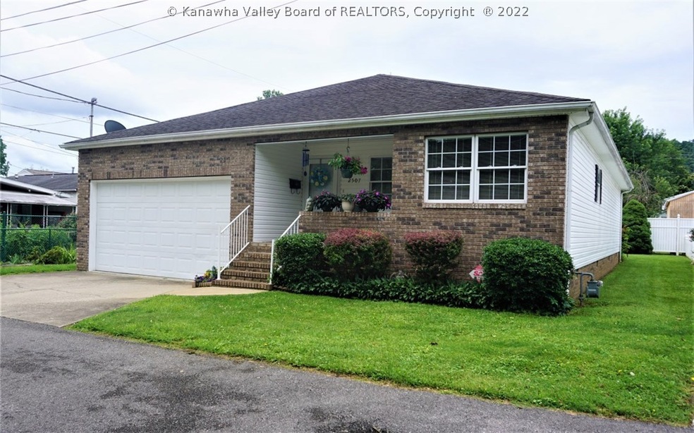 2507 Farrar St, Dunbar, WV 25064 - photo 1