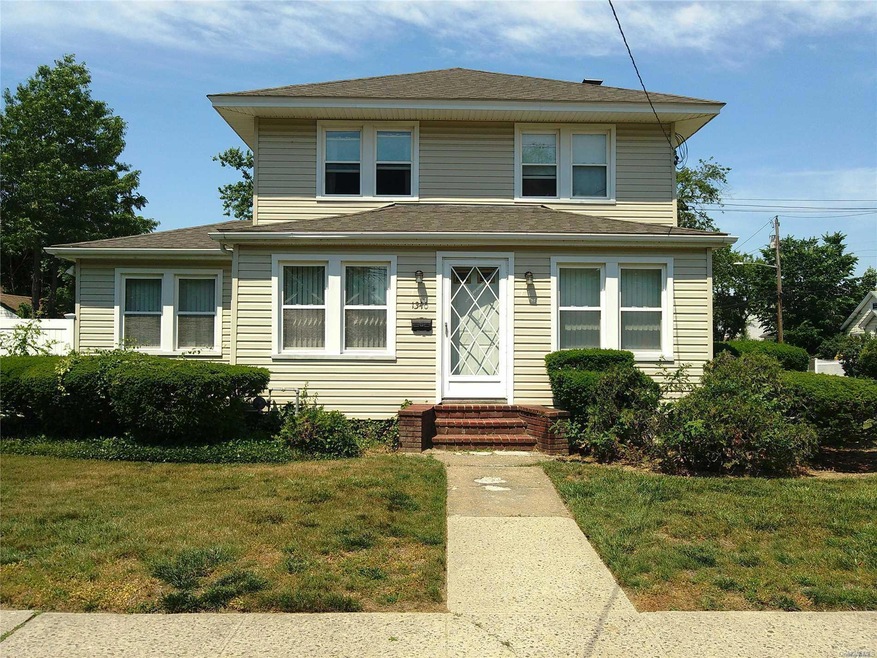 1340 Langdon Blvd, Rockville Centre, NY 11570 - photo 1