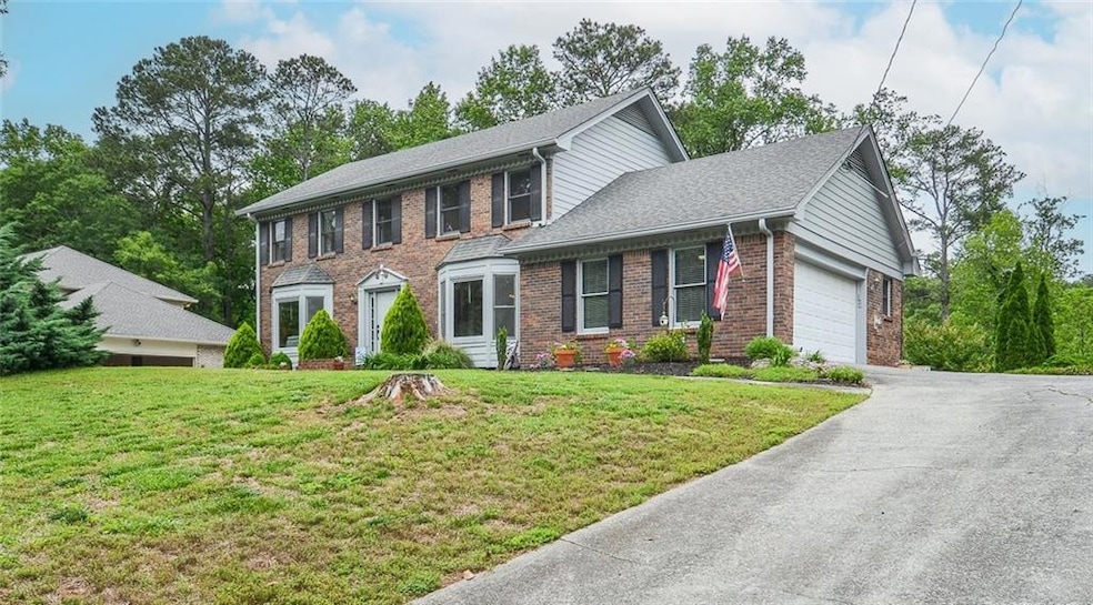 Colonial home with a front lawn, aphalt driveway, 