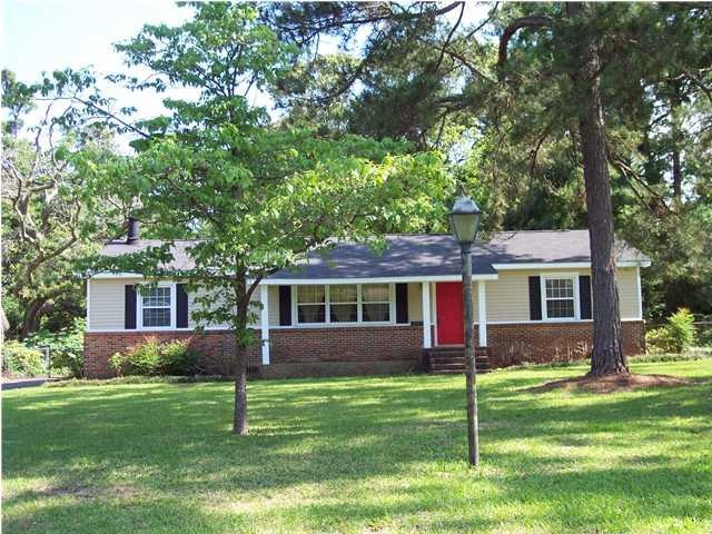 Beautiful Brick and vinyl well maintanined home.