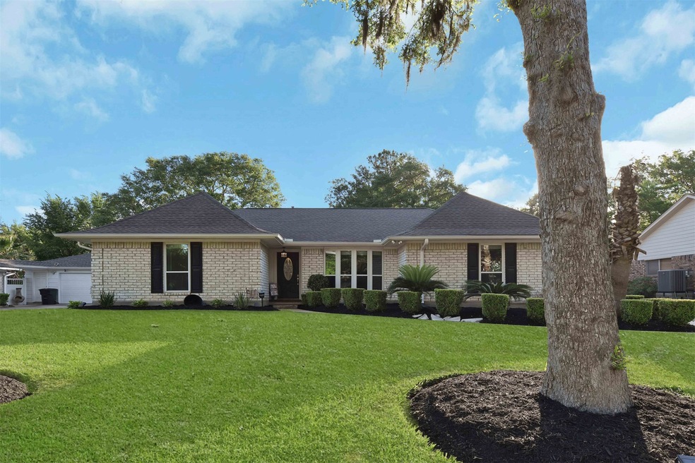 5423 Appleblossom Ln, Friendswood, TX 77546 - photo 1