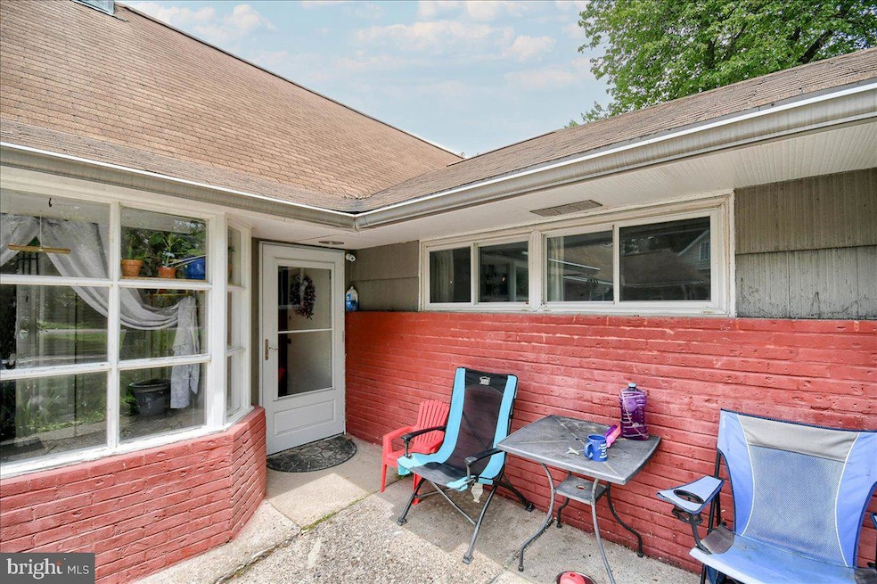 567 Snowball Dr, Levittown, PA 19056 - photo 1