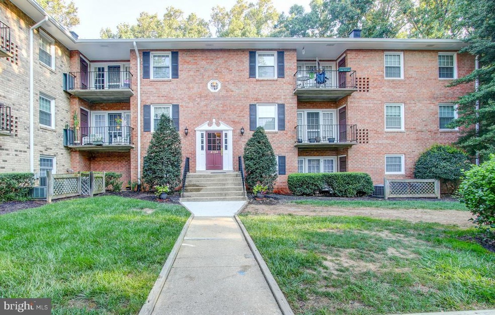 3790 Lyndhurst Dr unit 101, Fairfax, VA 22031 - photo 1