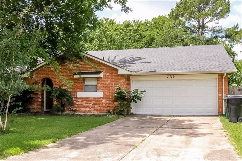 7719 Ashmole Ln, Houston, TX 77088 - photo 1