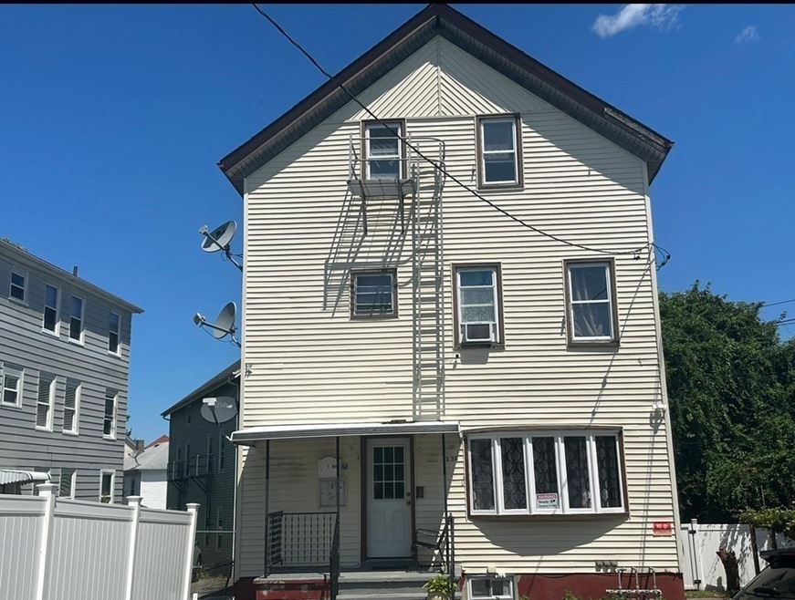 136 Tecumseh St unit 2, Fall River, MA 02721 - photo 1
